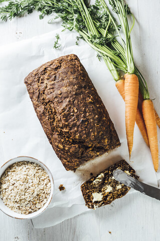 Schwedisches Karottenbrot 'Morotslimpa' mit Haferflocken und dunklem Sirup, lizenzfreies Stockfoto