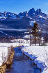 Österreich, Tirol, Tannheimer Tal, Fluss im Winter - THAF02488