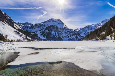 Österreich, Tirol, Tannheimer Tal, See im Winter - THAF02490