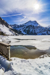 Österreich, Tirol, Tannheimer Tal, See im Winter - THAF02491