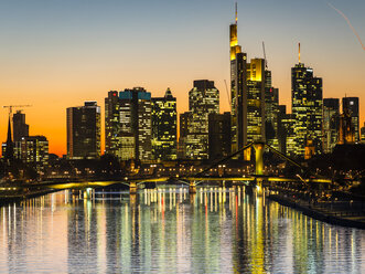 Deutschland, Hessen, Frankfurt, Skyline des Bankenviertels, Main und Deutschherrnbrücke bei Sonnenuntergang - AMF06802