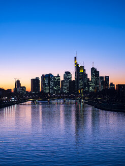 Deutschland, Hessen, Frankfurt, Skyline des Bankenviertels, Main und Deutschherrnbrücke bei Sonnenuntergang - AMF06804