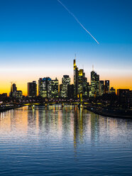 Deutschland, Hessen, Frankfurt, Skyline des Bankenviertels, Main und Deutschherrnbrücke bei Sonnenuntergang - AMF06806