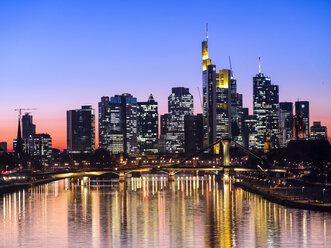 Deutschland, Hessen, Frankfurt, Skyline des Bankenviertels, Main und Deutschherrnbrücke bei Sonnenuntergang - AMF06807