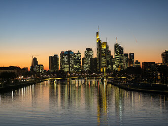 Deutschland, Hessen, Frankfurt, Skyline des Bankenviertels, Main und Deutschherrnbrücke bei Sonnenuntergang - AMF06808
