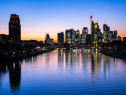 Deutschland, Hessen, Frankfurt, Skyline des Bankenviertels, Main und Deutschherrnbrücke bei Sonnenuntergang - AMF06809