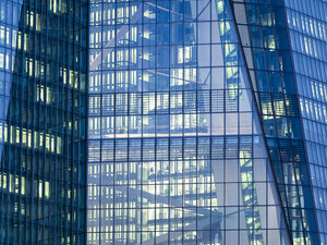Deutschland, Hessen, Frankfurt, Europäische Zentralbank, Detail einer Glasfassade - AMF06813