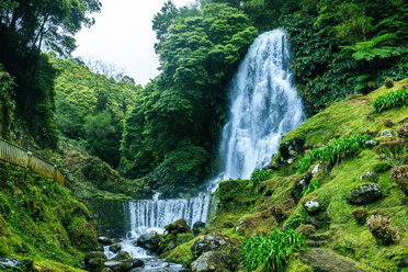 Portugal, Azoren-Inseln, Sao Miguel, Wasserfall - KIJF02416