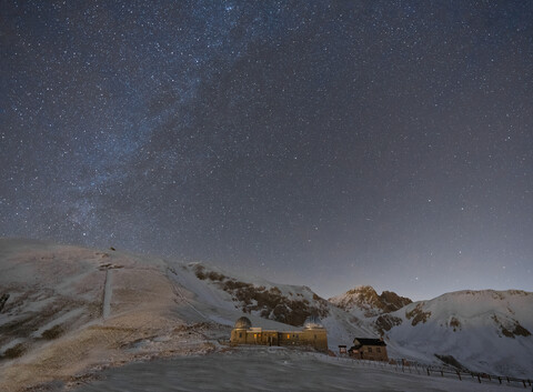 Italien, Abruzzen, Gran Sasso und Monti della Laga Park, Campo Imperatore, Sternwarte bei Nacht im Winter, lizenzfreies Stockfoto