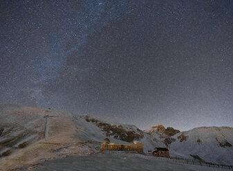 Italien, Abruzzen, Gran Sasso und Monti della Laga Park, Campo Imperatore, Sternwarte bei Nacht im Winter - LOMF00848