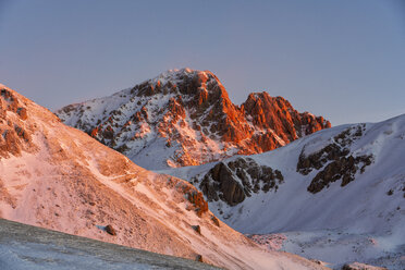 Italy, Abruzzo, Gran Sasso and Monti della Laga Park, Campo Imperatore, Corno Grande mountain at sunrise in winter - LOMF00849