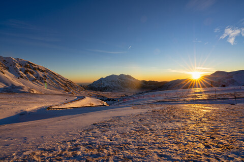 Italien, Abruzzen, Gran Sasso und Monti della Laga Park, Berg Camicia bei Sonnenaufgang im Winter, lizenzfreies Stockfoto