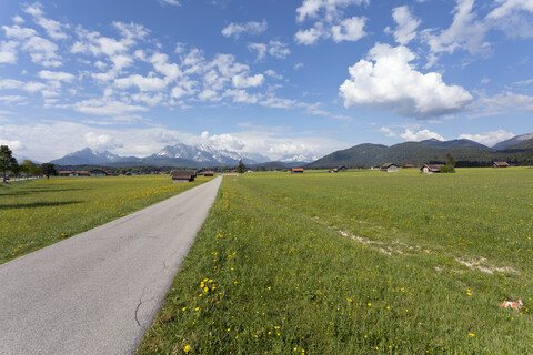 Deutschland, Oberbayern, Landschaft mit Bergen bei Mittenwald, lizenzfreies Stockfoto