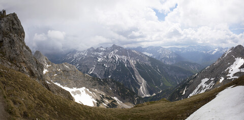 Deutschland, Oberbayern, Blick über das Karwendelgebirge, lizenzfreies Stockfoto