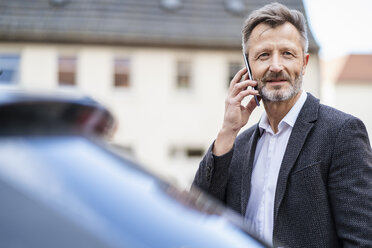 Porträt eines reifen Geschäftsmannes am Telefon - DIGF06029