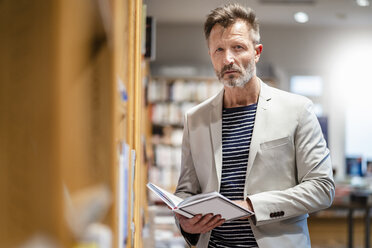 Portrait of mature man in a bookshop - DIGF06038