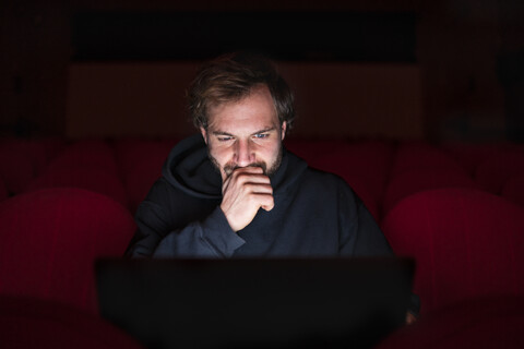 Porträt des Regisseurs sitzend bei, lizenzfreies Stockfoto