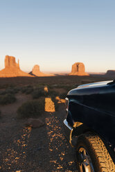 USA, Utah, Monument Valley, Jeep bei Sonnenuntergang - GEMF02865