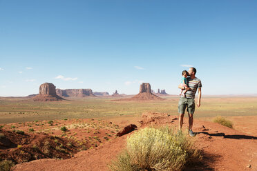 USA, Utah, Monument Valley, Vater küsst seine Tochter am Aussichtspunkt - GEMF02880