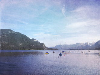 Österreich, Salzburg, Salzkammergut, Salzburger Land, St. Gilgen, Blick auf Wolfgangsee und Alpen - GWF05989