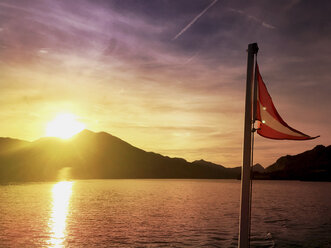 Österreich, Salzburg, Salzkammergut, Salzburger Land, Wolfgangsee, Österreichische Nationalflagge des Ausflugsschiffes bei Sonnenuntergang - GWF05990