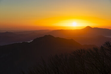 Italien, Umbrien, Apennin, Sonnenaufgang auf dem Monte San Vicino vom Monte Cucco Park aus gesehen - LOMF00851