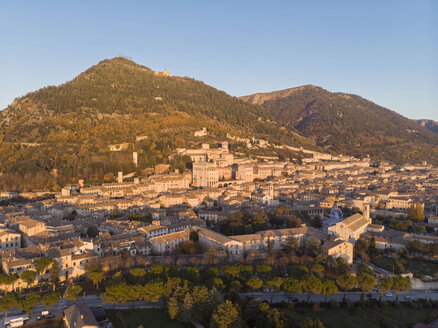 Italien, Umbrien, Gubbio, die Stadt und das römische Theater bei Sonnenuntergang - LOMF00852