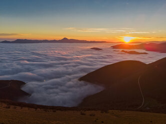 Italien, Marken, Apennin, Monte San Vicino bei Sonnenaufgang vom Monte Cucco aus gesehen - LOMF00853