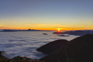 Italien, Marken, Apennin, Monte San Vicino bei Sonnenaufgang vom Monte Cucco aus gesehen - LOMF00855