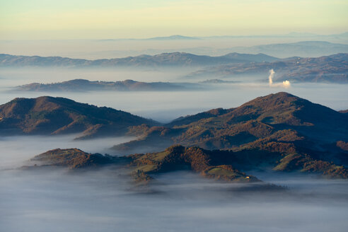 Italien, Umbrien, Apennin bei Sonnenaufgang vom Berg Cucco aus gesehen - LOMF00856