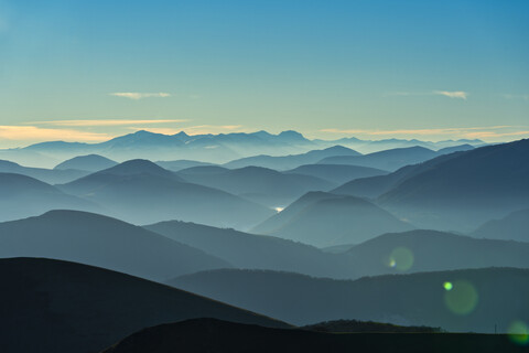 Italien, Umbrien, Apennin bei Sonnenaufgang vom Berg Cucco aus gesehen, lizenzfreies Stockfoto