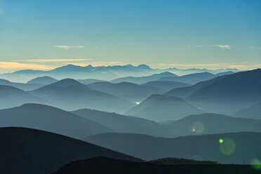 Italien, Umbrien, Apennin bei Sonnenaufgang vom Berg Cucco aus gesehen - LOMF00857