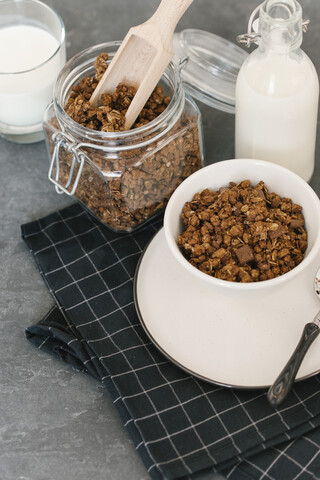 Hohe Winkelansicht von Schokolade Granola mit Milch auf dem Tisch, lizenzfreies Stockfoto