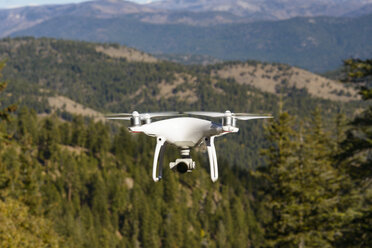 Quadcopter fliegt gegen Berge an einem sonnigen Tag - CAVF62791