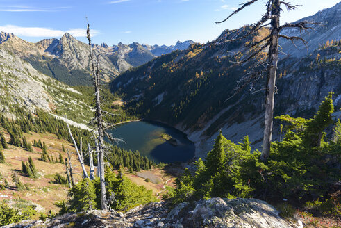 Landschaftlicher Blick auf den See inmitten der Berge gegen den blauen Himmel im Wald an einem sonnigen Tag - CAVF62798