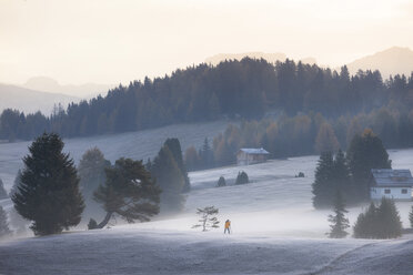 Landschaftlicher Blick auf einen schneebedeckten Berg gegen den klaren Himmel bei Sonnenuntergang - CAVF62878