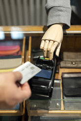 Customer paying with creditcard, robot assisting - PESF01525