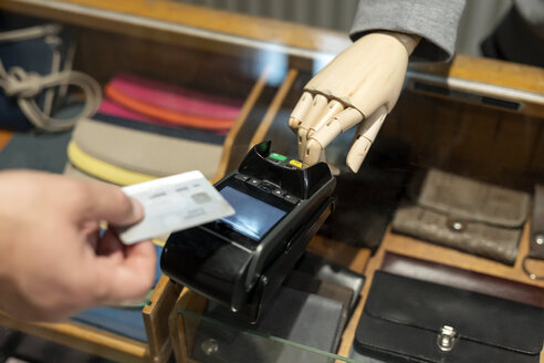 Kunde zahlt mit Kreditkarte, Roboter assistiert - PESF01526