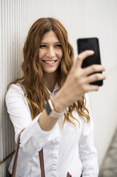 Young businesswoman commuting in the city, taking selfies - GIOF05807