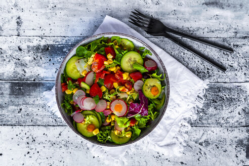 Gemischter Salat mit rotem Rettich, Gurke, Paprika, Tomate, Mais und Karotte - SARF04135