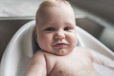 Close-up-Porträt der niedlichen shirtless Baby Junge in der Badewanne zu Hause liegen - CAVF62917