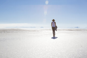 Rückansicht einer Frau auf den Bonneville Salt Flats gegen den blauen Himmel an einem sonnigen Tag - CAVF62934