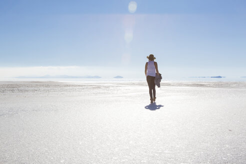 Rückansicht einer Frau auf den Bonneville Salt Flats gegen den blauen Himmel an einem sonnigen Tag - CAVF62934