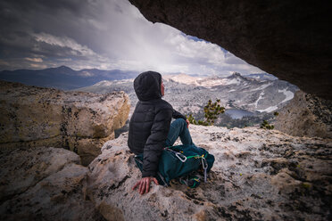 Bergsteiger, der sich auf dem Gipfel ausruht, Tuolumne Meadows, Yosemite National Park, Kalifornien, Vereinigte Staaten - ISF20969