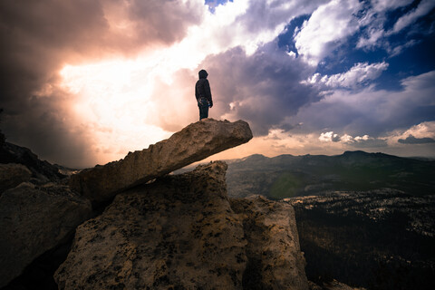 Bergsteiger, der sich auf dem Gipfel ausruht, Tuolumne Meadows, Yosemite National Park, Kalifornien, Vereinigte Staaten, lizenzfreies Stockfoto