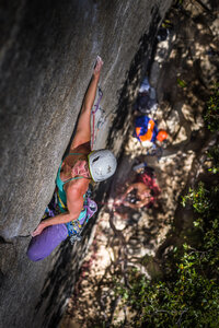 Bergsteiger beim Klettern, Cookie Cliff, Yosemite National Park, Kalifornien, Vereinigte Staaten - ISF20972