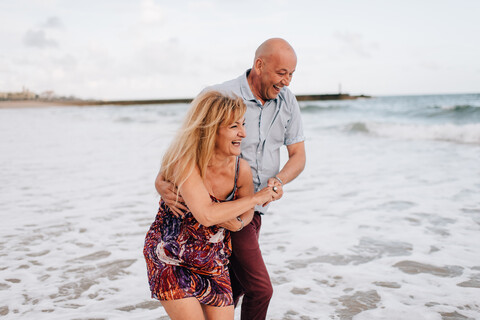 Paar amüsiert sich am Strand, Estoril, Lisboa, Portugal, lizenzfreies Stockfoto