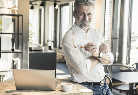 Porträt eines selbstbewussten reifen Geschäftsmannes im Büro - UUF16682