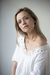 Porträt einer jungen Frau im weißen Kleid - FLLF00065