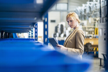 Geschäftsfrau mit Tablet im Lager der Fabrik - DIGF06166